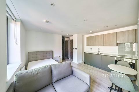 Studio to rent, Romford Road, E15