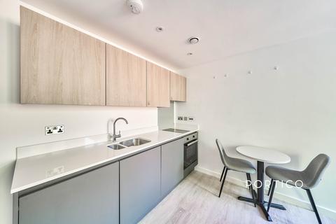 Studio to rent, Romford Road, E15