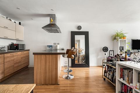 3 bedroom flat for sale, Emarald Apartments, Homerton Road, London
