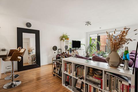 3 bedroom flat for sale, Emarald Apartments, Homerton Road, London