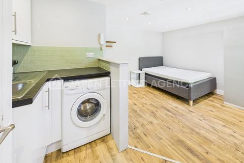 Studio to rent, Gunnersbury Avenue (North Circular Road), London