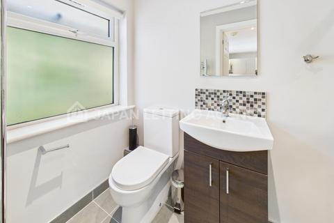 Studio to rent, Gunnersbury Avenue (North Circular Road), London