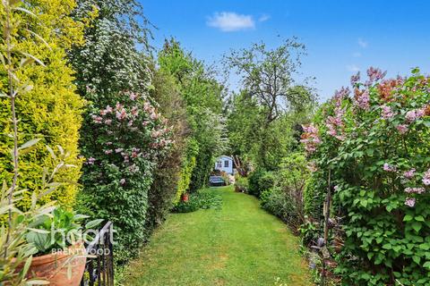 Westwood Avenue, Brentwood