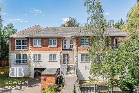 2 bedroom flat for sale, Ash Way, Woodford Green, IG8
