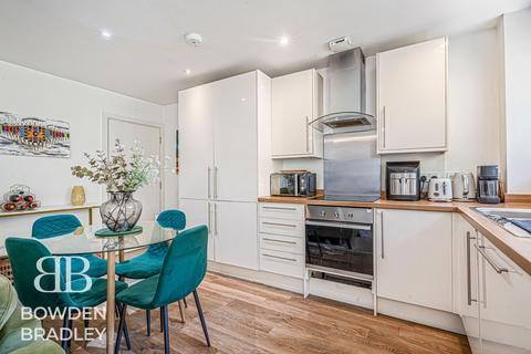 2 bedroom flat for sale, Ash Way, Woodford Green, IG8