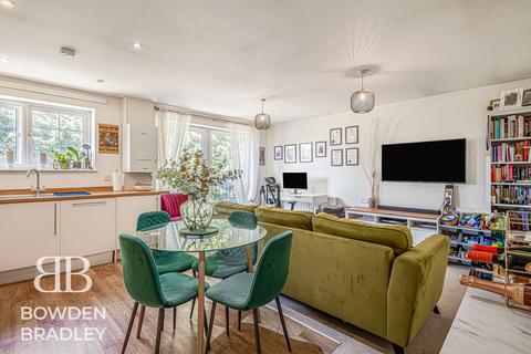 2 bedroom flat for sale, Ash Way, Woodford Green, IG8