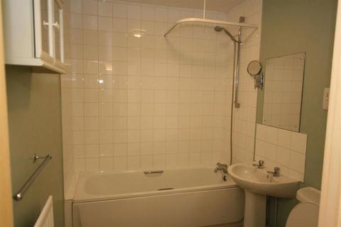 1 bedroom flat for sale, Lumley Road, Horley, Surrey, RH6 7LB