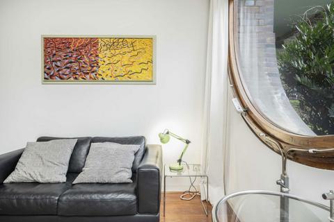 Studio to rent, Thomas More House, London EC2Y