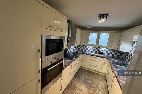 2 bedroom flat to rent, Blenheim Court, London, SE16