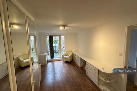 2 bedroom flat to rent, Blenheim Court, London, SE16