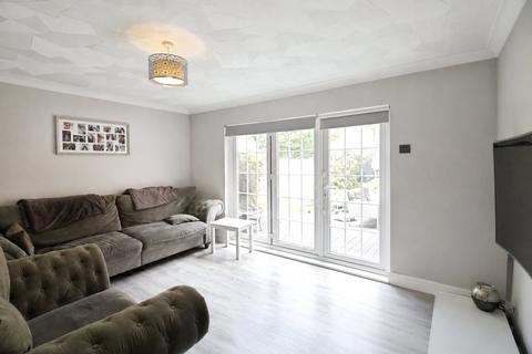 3 bedroom terraced house to rent, Oakdene Road, Pitsea, Basildon, SS13
