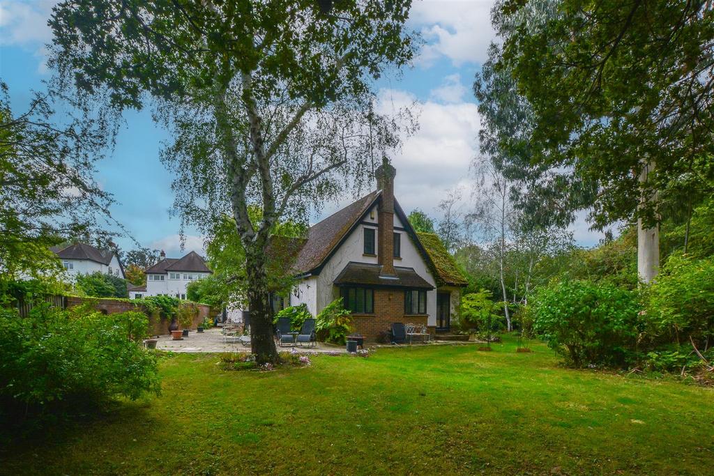 Detached house exterior, garden