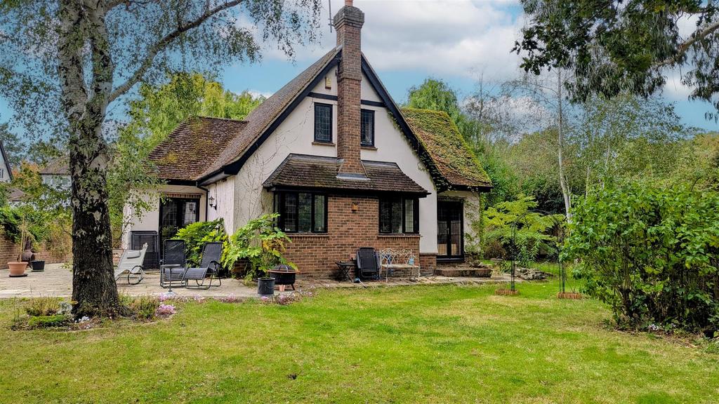 Detached house exterior, garden