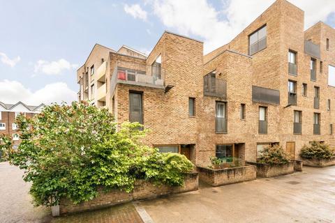 3 bedroom detached house to rent, Narrowboat Avenue, Brentford TW8