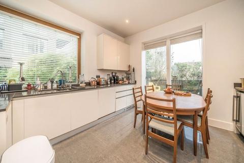 3 bedroom detached house to rent, Narrowboat Avenue, Brentford TW8