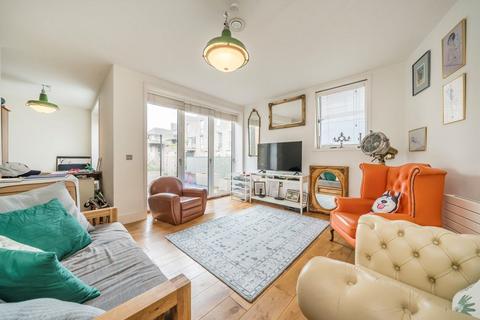 3 bedroom detached house to rent, Narrowboat Avenue, Brentford TW8