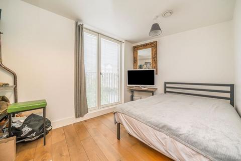 3 bedroom detached house to rent, Narrowboat Avenue, Brentford TW8