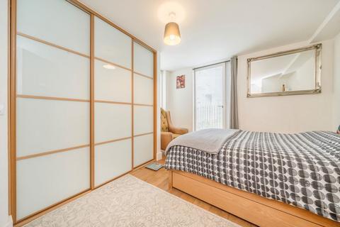 3 bedroom detached house to rent, Narrowboat Avenue, Brentford TW8
