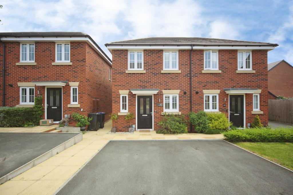 2 bedroom semi-detached house for sale