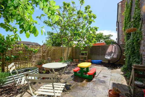 2 bedroom ground floor flat for sale, Inwood Court, Walton-On-Thames