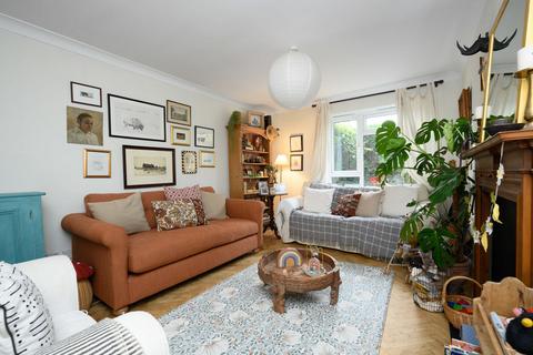 2 bedroom ground floor flat for sale, Inwood Court, Walton-On-Thames
