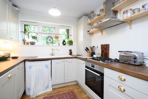 2 bedroom ground floor flat for sale, Inwood Court, Walton-On-Thames