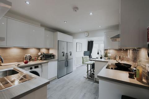 6 bedroom house of multiple occupation to rent, ROOM TO SUIT PROFESSIONALS - REDUCED DEPOSIT
