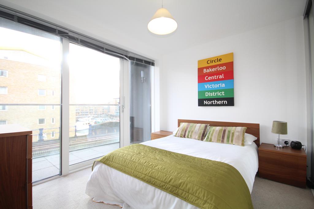 John Nash Mews, Canary Wharf, London... 2 bed flat - £2,250 pcm (£519 pw)