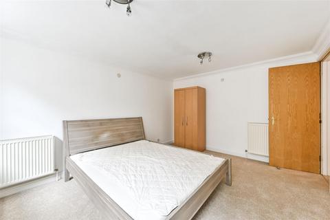 Studio to rent, 2 Carter Court, London EC4V