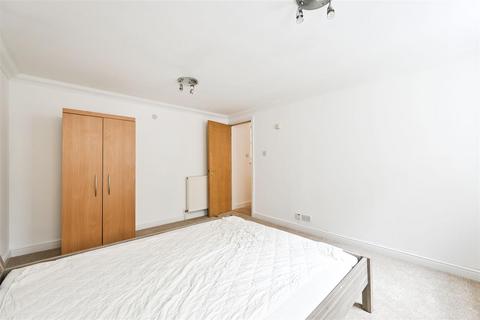 Studio to rent, 2 Carter Court, London EC4V
