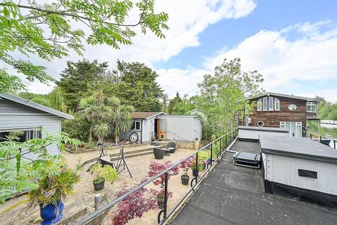 Taggs Island, Hampton Court, Hampton, TW12
