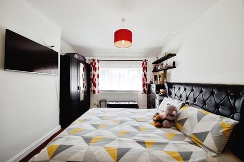 3 bedroom semi-detached house for sale, Meadow Road, Romford, RM7