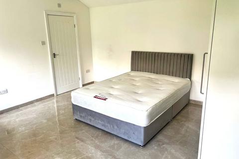 Studio to rent, Redden Court Road, RM3 0XA