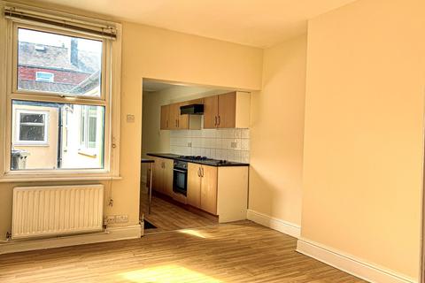 4 bedroom terraced house to rent, Dunlop Street, LINCOLN