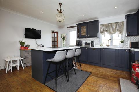 4 bedroom end of terrace house for sale, Northbrook Close, Market Lavington, DEVIZES
