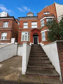 Studio to rent, Finchley Road, London