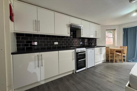 Studio to rent, Finchley Road, London
