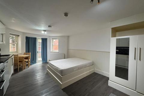Studio to rent, Finchley Road, London