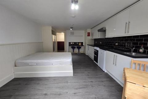 Studio to rent, Finchley Road, London