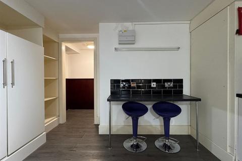 Studio to rent, Finchley Road, London