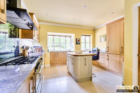 5 bedroom detached house for sale, Chipperfield Road, Bovingdon