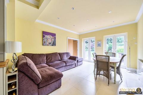 5 bedroom detached house for sale, Chipperfield Road, Bovingdon