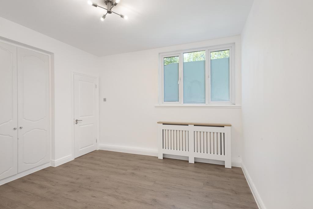 Apartment in London, London Borough of Brent - View 3