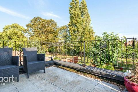 3 bedroom apartment to rent, TOP FLOOR FLAT Russell Road, LONDON