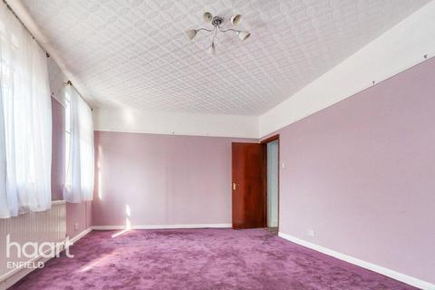 3 bedroom apartment to rent, TOP FLOOR FLAT Russell Road, LONDON