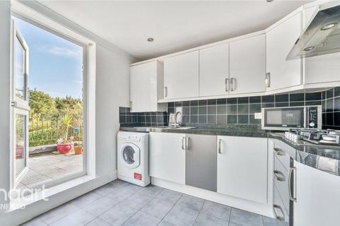 3 bedroom apartment to rent, TOP FLOOR FLAT Russell Road, LONDON