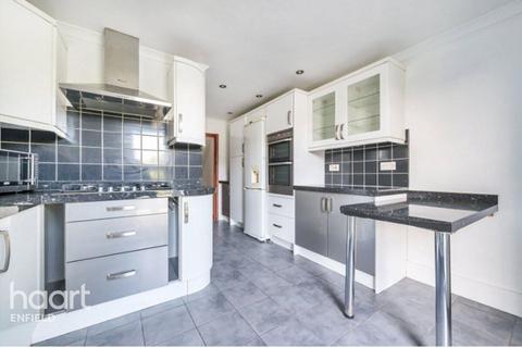3 bedroom apartment to rent, TOP FLOOR FLAT Russell Road, LONDON