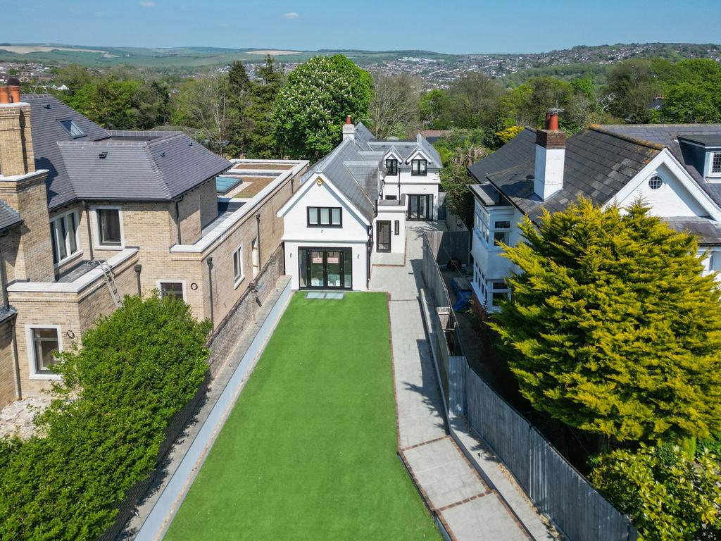 5 bedroom detached house to rent