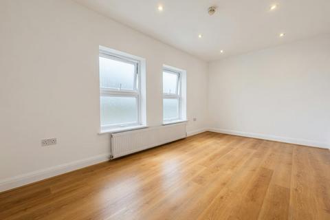 2 bedroom flat to rent, High Road, London