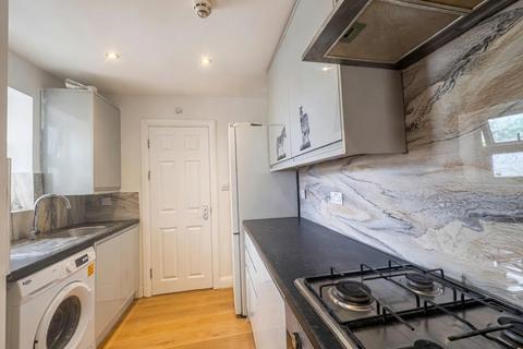 2 bedroom flat to rent, High Road, London